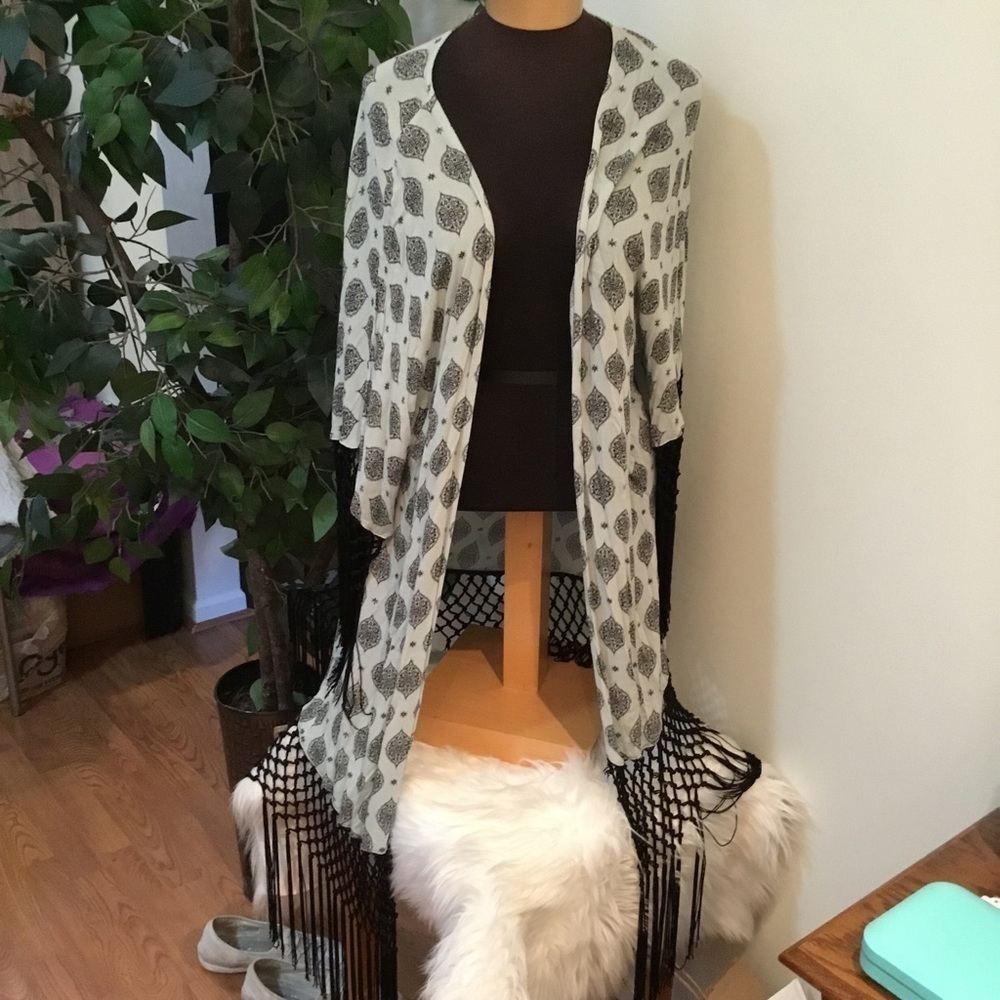 Torrid Woman’s size 1/2 open front kimono w/ fringe light teal w/black m…